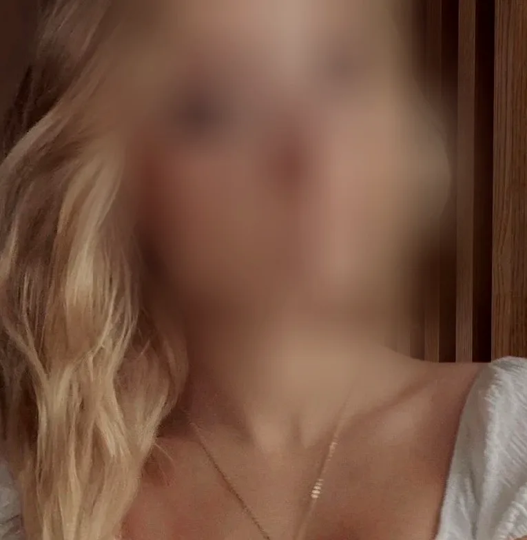 Larissa, 19