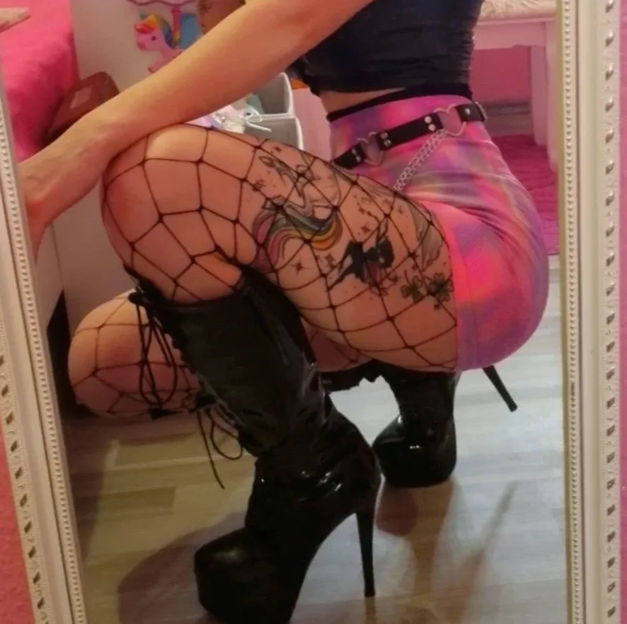 Leyla, 27
